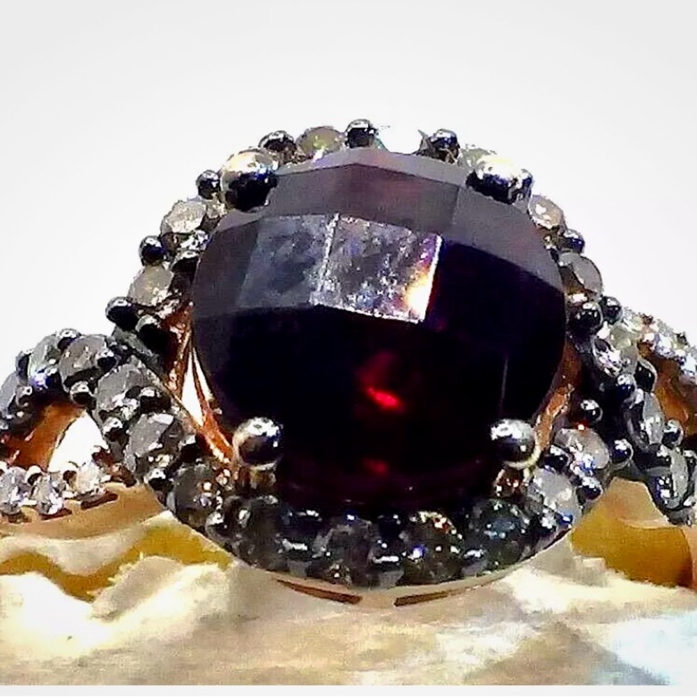 Elegant Garnet and Diamond Ring - Picture 3 of 4